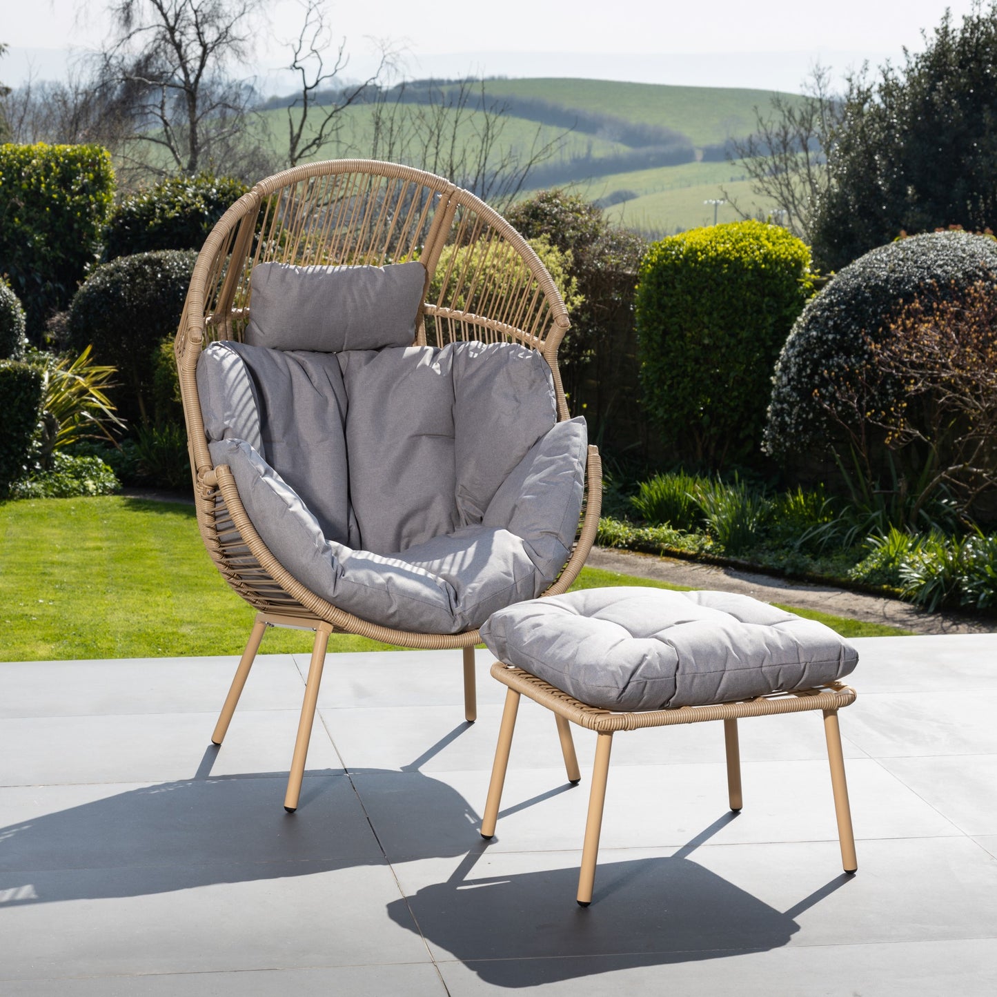 Standing Egg + Footstool