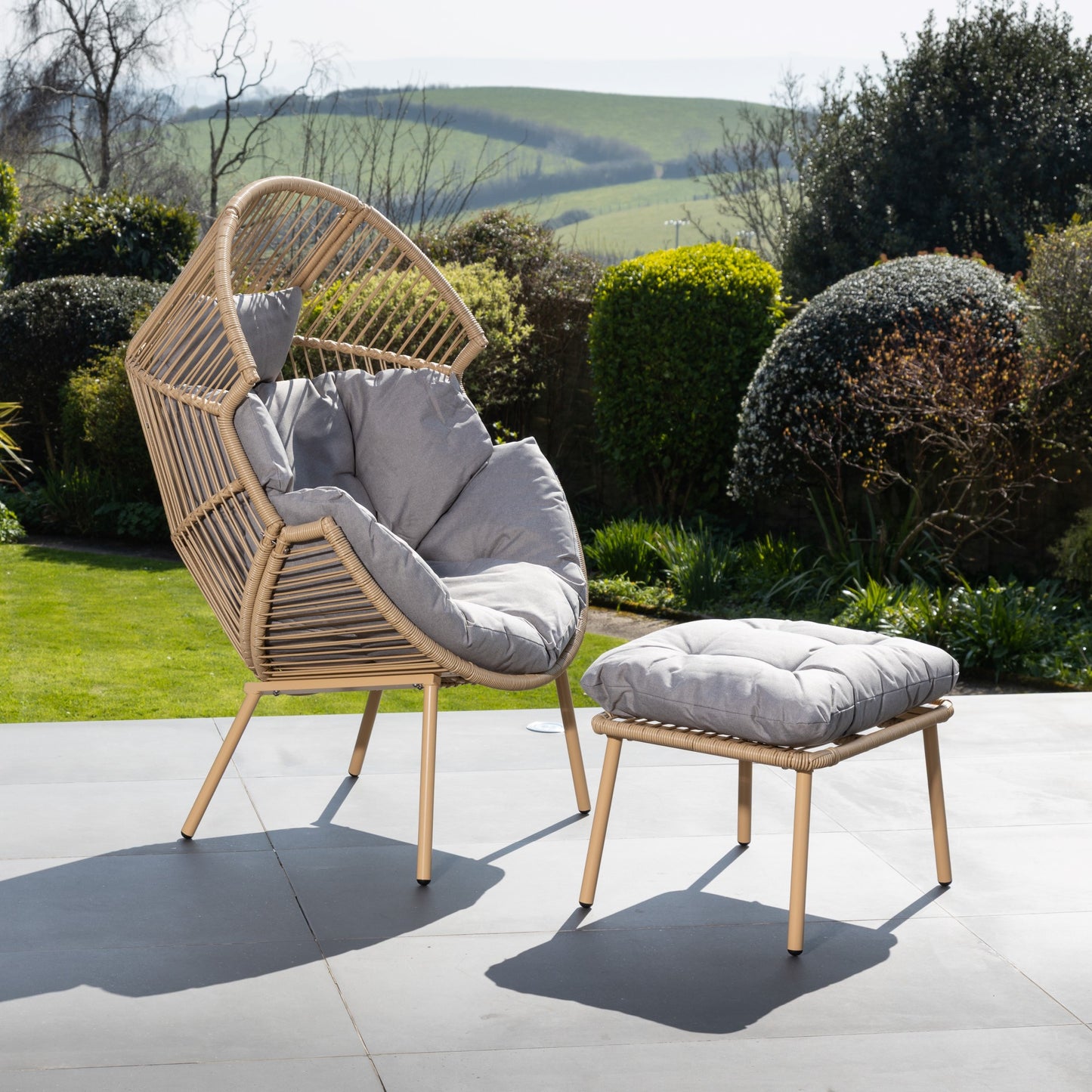 Standing Egg + Footstool